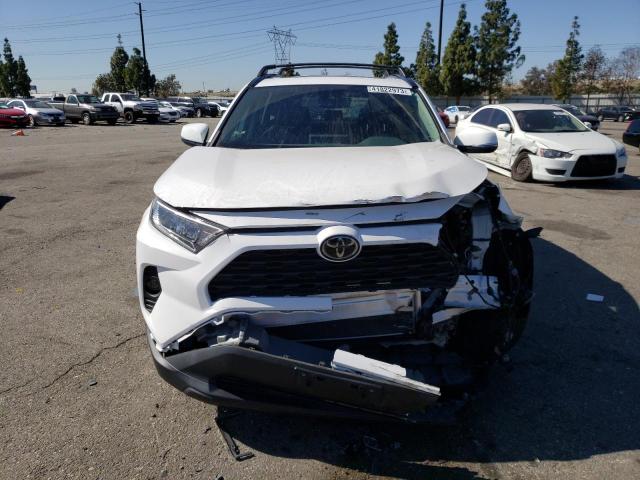 2T3C1RFV0KW041826 - 2019 TOYOTA RAV4 XLE PREMIUM WHITE photo 5