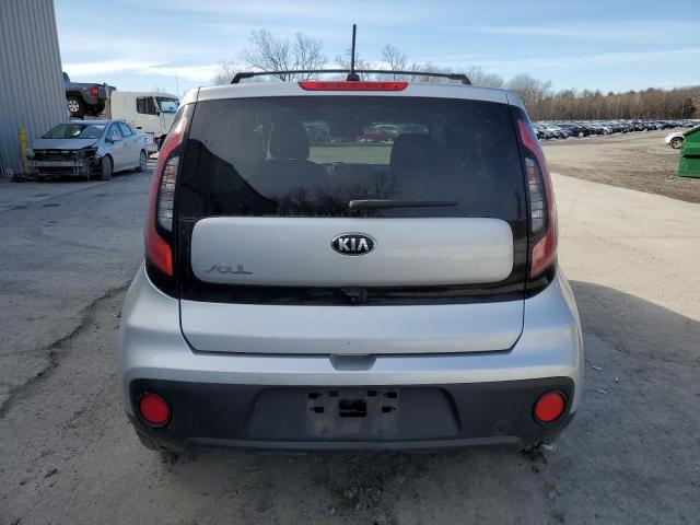 KNDJN2A25H7435715 - 2017 KIA SOUL SILVER photo 6