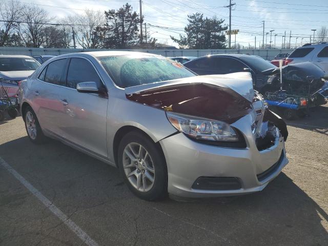1G11D5RRXDF111139 - 2013 CHEVROLET MALIBU 1LT Srebrny zdjęcie 4