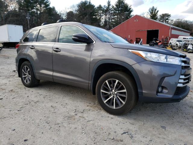 5TDJZRFH5JS529261 - 2018 TOYOTA HIGHLANDER SE GRAY photo 4