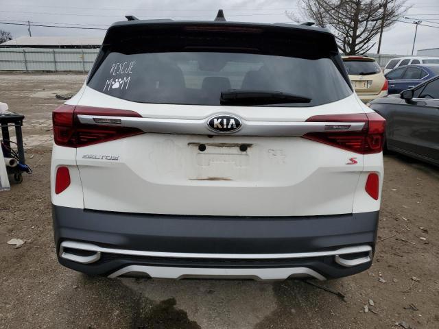 KNDEU2AAXM7056635 - 2021 KIA SELTOS S WHITE photo 6