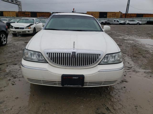 1LNHM81W84Y610126 - 2004 LINCOLN TOWN CAR EXECUTIVE WHITE photo 5