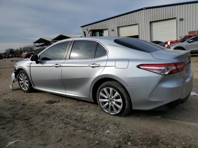 4T1B11HK5JU633407 - 2018 TOYOTA CAMRY L SILVER photo 2