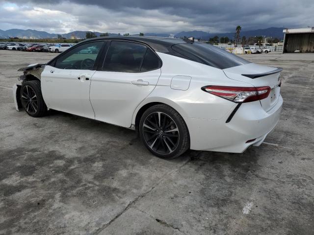 4T1BZ1HK5JU016498 - 2018 TOYOTA CAMRY XSE WHITE photo 2