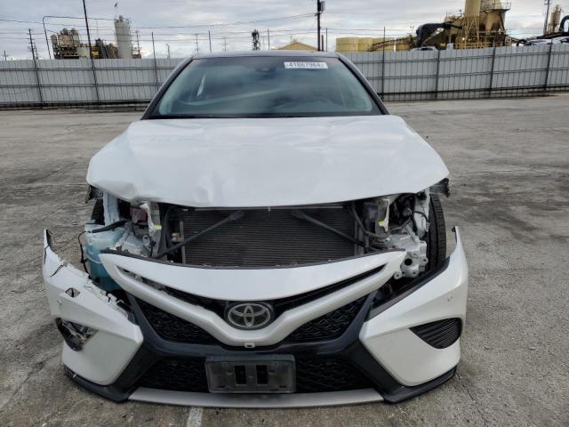 4T1BZ1HK5JU016498 - 2018 TOYOTA CAMRY XSE WHITE photo 5