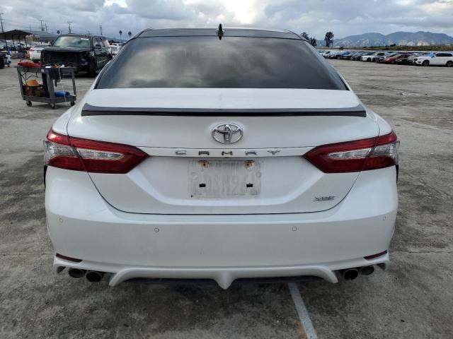 4T1BZ1HK5JU016498 - 2018 TOYOTA CAMRY XSE WHITE photo 6