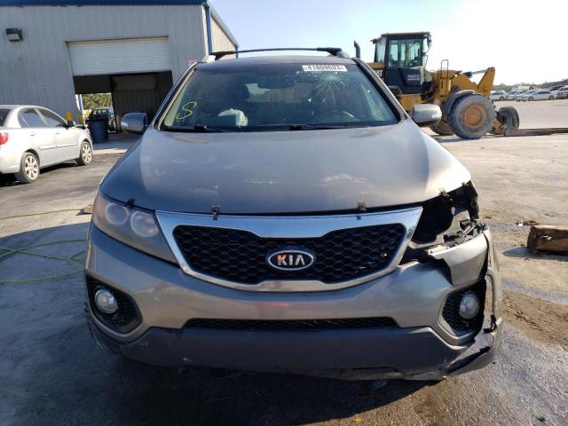 5XYKT3A18BG163386 - 2011 KIA SORENTO BASE GRAY photo 5