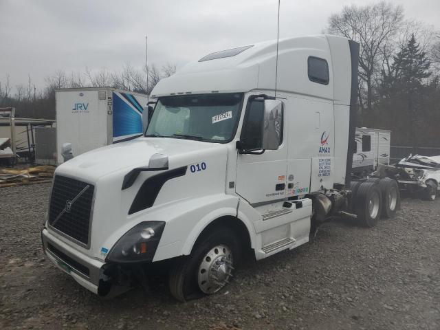 4V4NC9EH0JN891240 - 2018 VOLVO VN VNL WHITE photo 2