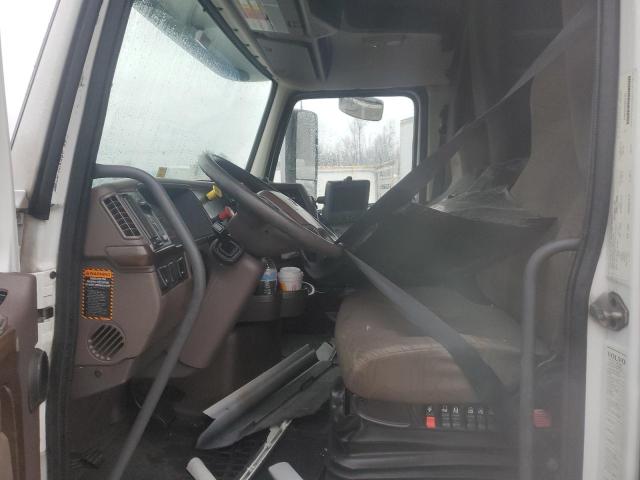 4V4NC9EH0JN891240 - 2018 VOLVO VN VNL WHITE photo 5