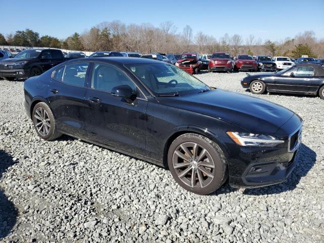 7JR102FKXMG093469 - 2021 VOLVO S60 T5 MOMENTUM BLACK photo 4