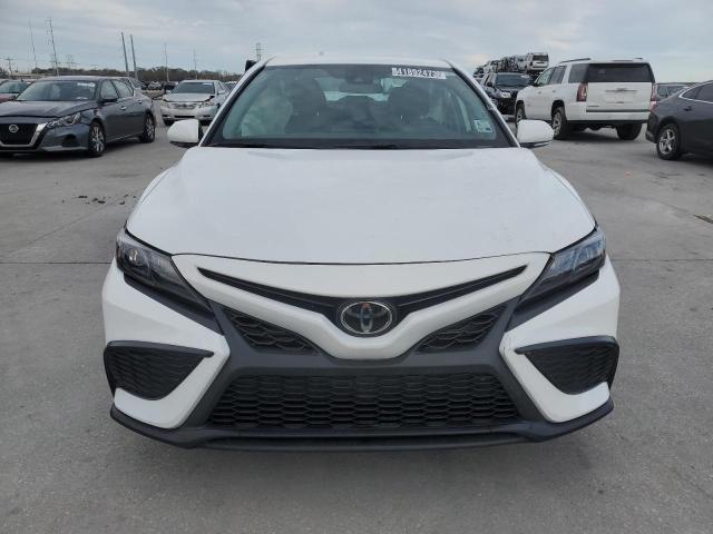 4T1G11AK8PU722705 - 2023 TOYOTA CAMRY SE NIGHT SHADE WHITE photo 5