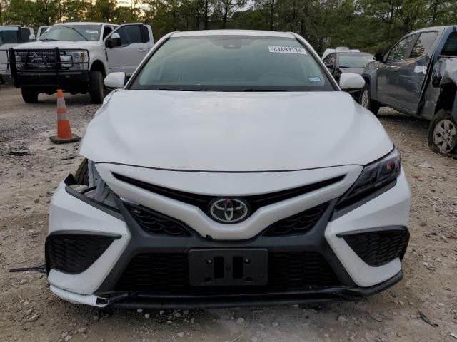 4T1G11AK8MU439409 - 2021 TOYOTA CAMRY SE WHITE photo 5