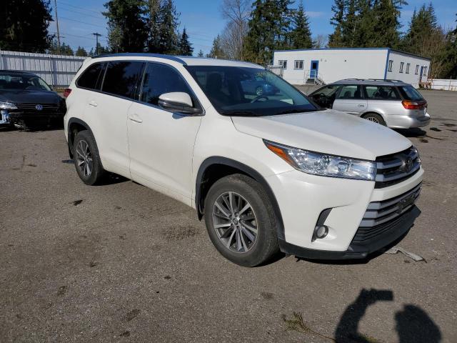 5TDJZRFH3JS884087 - 2018 TOYOTA HIGHLANDER SE WHITE photo 4