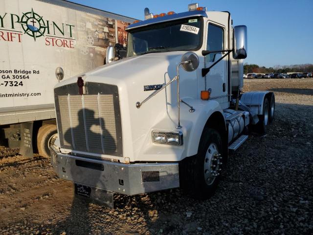 1XKDD49X5EJ404804 - 2014 KENWORTH CONSTRUCTI T800 WHITE photo 2