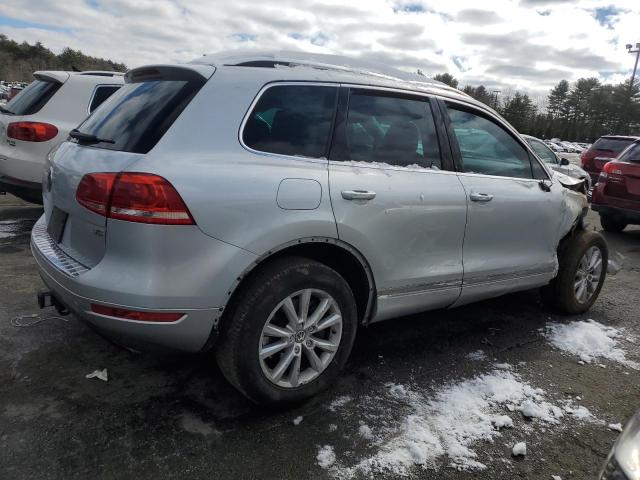 WVGEF9BPXED008122 - 2014 VOLKSWAGEN TOUAREG V6 SILVER photo 3