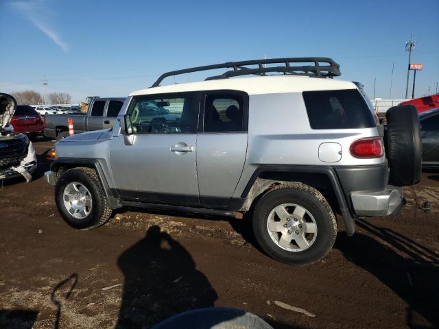 JTEBU11F870045828 - 2007 TOYOTA FJ CRUISER SILVER photo 2