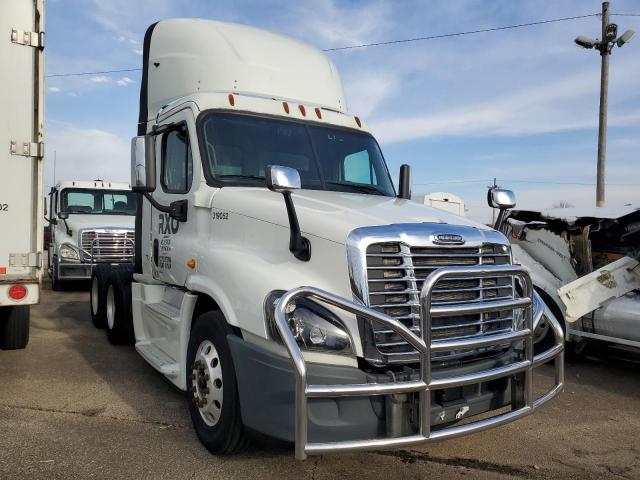 3AKJGED53ESFY6573 - 2014 FREIGHTLINER CASCADIA 1 WHITE photo 1