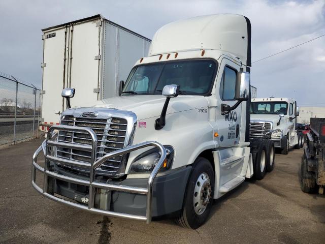 3AKJGED53ESFY6573 - 2014 FREIGHTLINER CASCADIA 1 WHITE photo 2