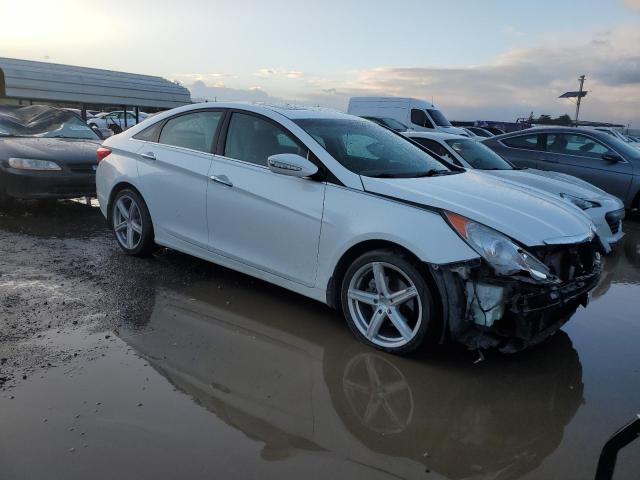 5NPEC4AB3BH272942 - 2011 HYUNDAI SONATA SE WHITE photo 4