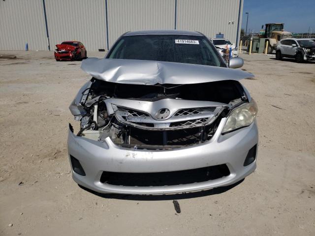 2T1BU4EE8DC125980 - 2013 TOYOTA COROLLA BASE SILVER photo 5