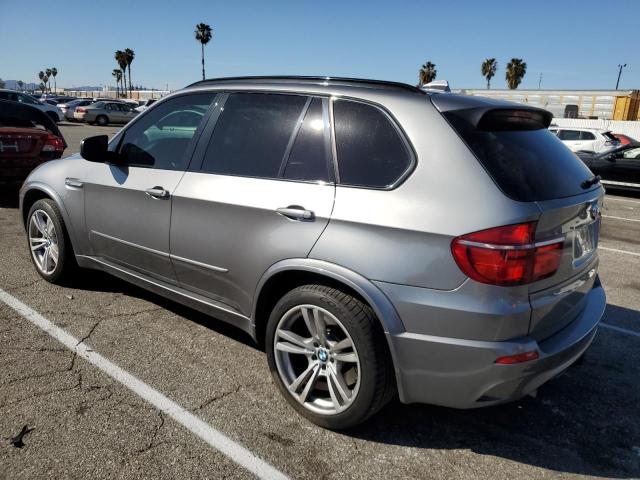 5YMGY0C53DLL15904 - 2013 BMW X5 M GRAY photo 2