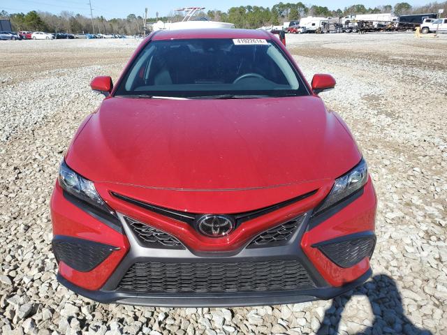 4T1G11AKXPU102289 - 2023 TOYOTA CAMRY SE NIGHT SHADE RED photo 5