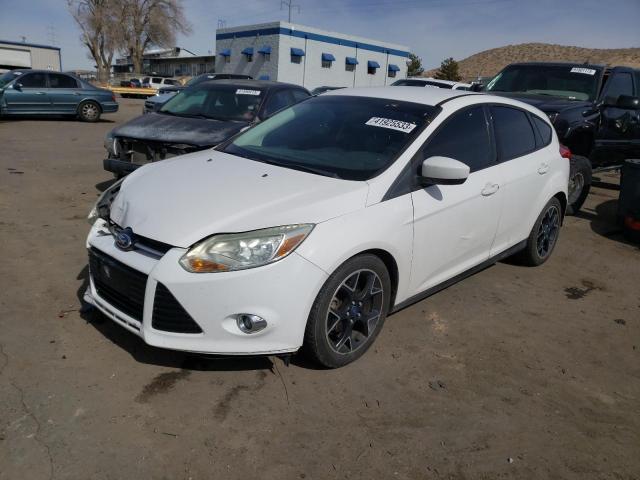 1FAHP3K25CL337223 - 2012 FORD FOCUS SE WHITE photo 1