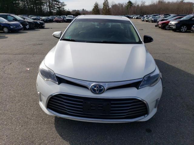 4T1BD1EB1JU064017 - 2018 TOYOTA AVALON HYBRID WHITE photo 5