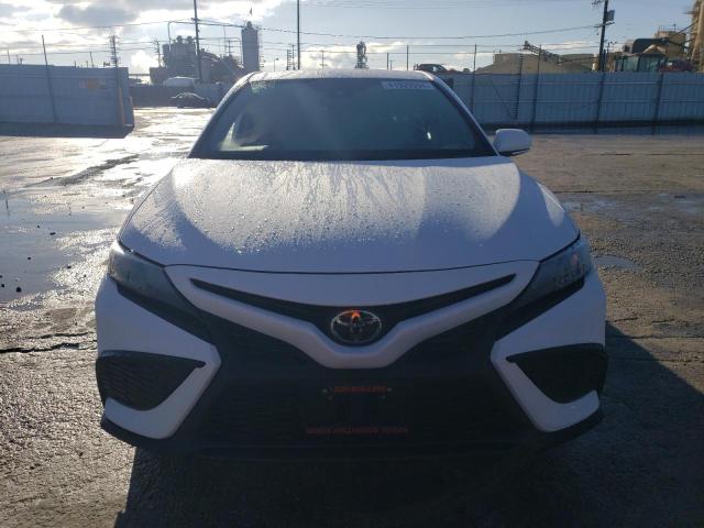 4T1T11AK4PU818278 - 2023 TOYOTA CAMRY SE NIGHT SHADE WHITE photo 5