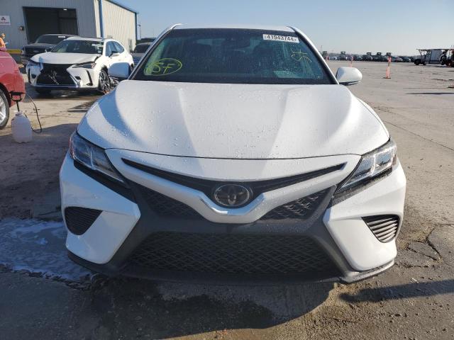 4T1B11HK5KU767111 - 2019 TOYOTA CAMRY L WHITE photo 5