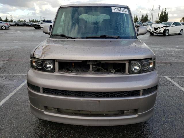 JTLKT334240152503 - 2004 TOYOTA SCION XB Silber Foto 5