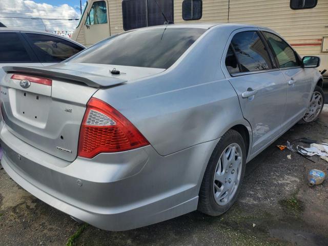 3FAHP0HG8BR190395 - 2011 FORD FUSION SE SILVER photo 4