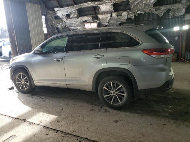 5TDJZRFH6JS496609 - 2018 TOYOTA HIGHLANDER SE SILVER photo 2