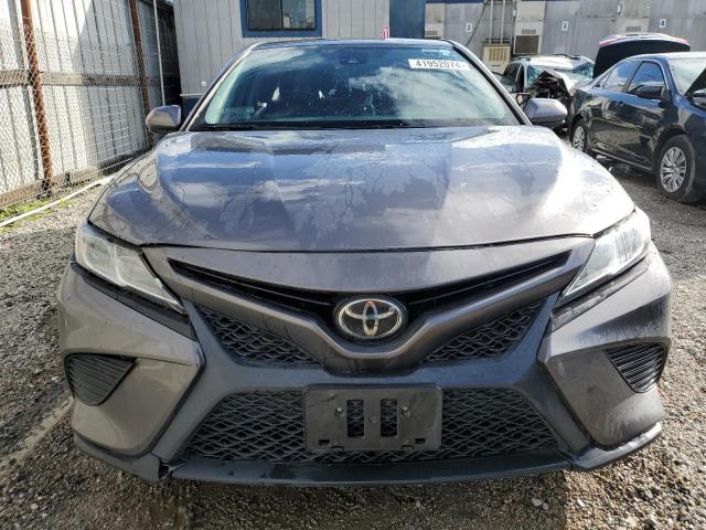 4T1G11AK4LU866942 - 2020 TOYOTA CAMRY SE GRAY photo 5