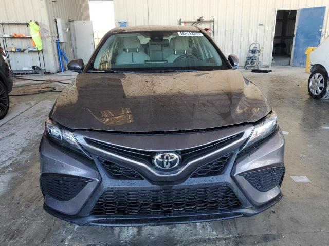 4T1G11AK5RU885055 - 2024 TOYOTA CAMRY SE NIGHT SHADE CHARCOAL photo 5
