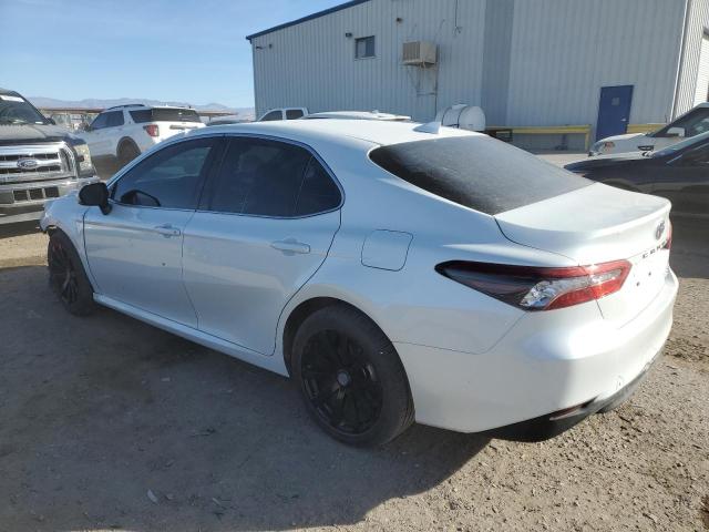 4T1F11BK2NU058005 - 2022 TOYOTA CAMRY XLE Weiß Foto 2
