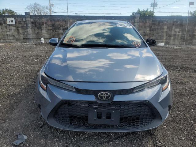 5YFEPMAE5MP251918 - 2021 TOYOTA COROLLA LE GRAY photo 5