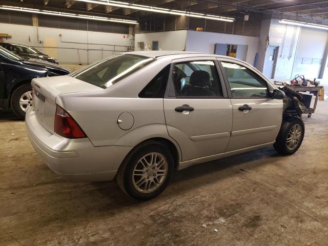 1FAFP34N07W185936 - 2007 FORD FOCUS ZX4 SILVER photo 3