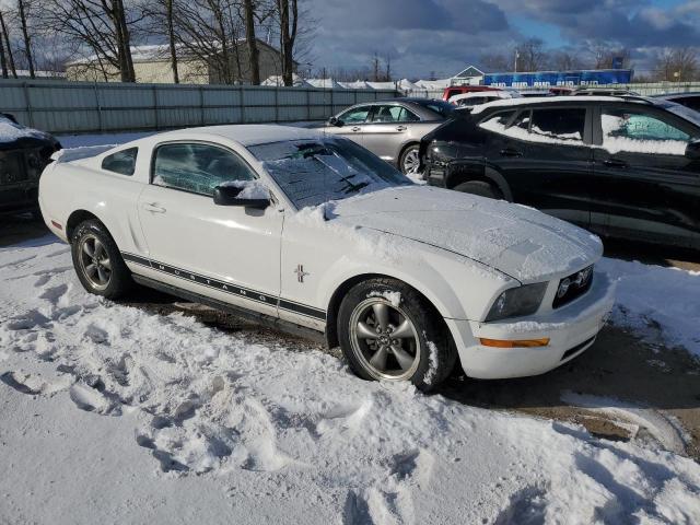 1ZVFT80NX65185498 - 2006 FORD MUSTANG WHITE photo 4