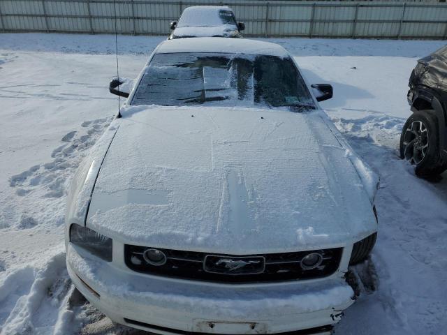 1ZVFT80NX65185498 - 2006 FORD MUSTANG WHITE photo 5