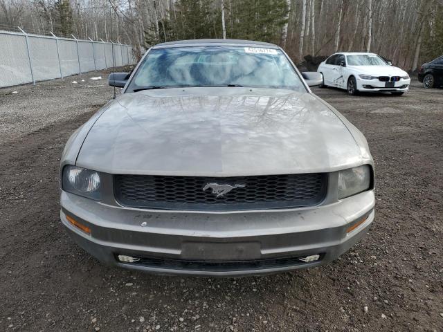 1ZVFT84N055221580 - 2005 FORD MUSTANG GRAY photo 5