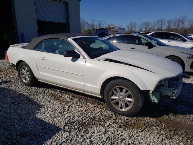 1ZVFT84N675206259 - 2007 FORD MUSTANG WHITE photo 4