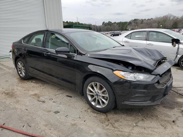 3FA6P0H70HR207884 - 2017 FORD FUSION SE BLACK photo 4