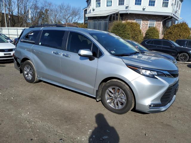 5TDYRKEC5NS130237 - 2022 TOYOTA SIENNA XLE SILVER photo 4