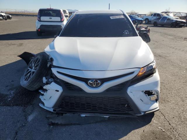 4T1G11AK3RU873292 - 2024 TOYOTA CAMRY SE NIGHT SHADE WHITE photo 5