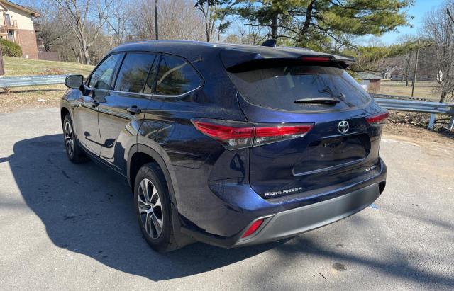 5TDGZRBH6MS540709 - 2021 TOYOTA HIGHLANDER XLE BLUE photo 3