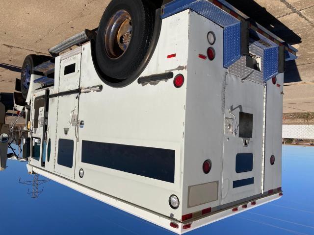 4UZAAWBW92CJ28787 - 2002 FREIGHTLINER CHASSIS FS65 WHITE photo 2