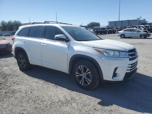 5TDZZRFH6JS258701 - 2018 TOYOTA HIGHLANDER LE WHITE photo 4