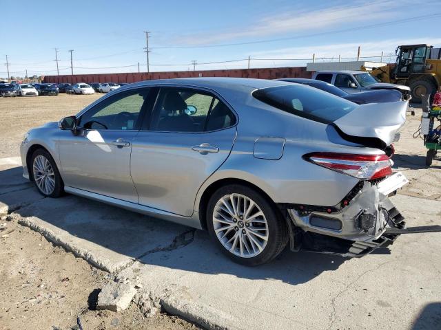 4T1B11HK5JU033485 - 2018 TOYOTA CAMRY L SILVER photo 2