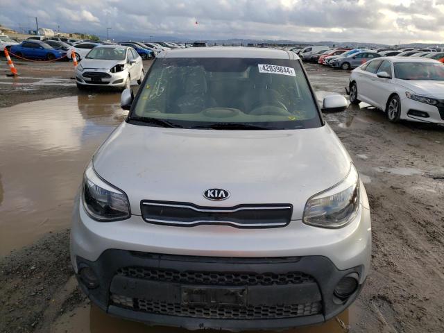 KNDJN2A28H7466098 - 2017 KIA SOUL SILVER photo 5